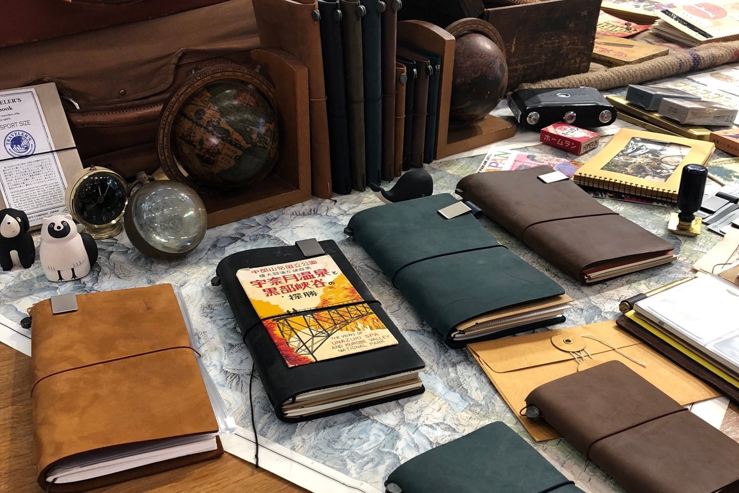 Carnets TRAVELER'S notebook et accessoires en flat-lay