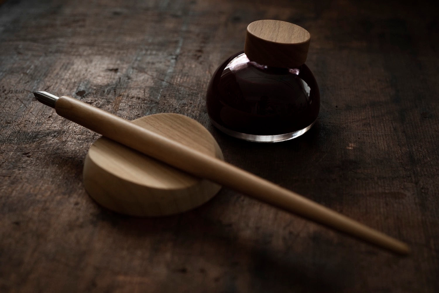 Porte-plume KAKIMORI et flacon d'encre sur un bureau en bois