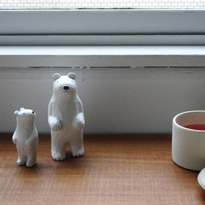 Holzfigur – Verspielter Eisbär (Kind)