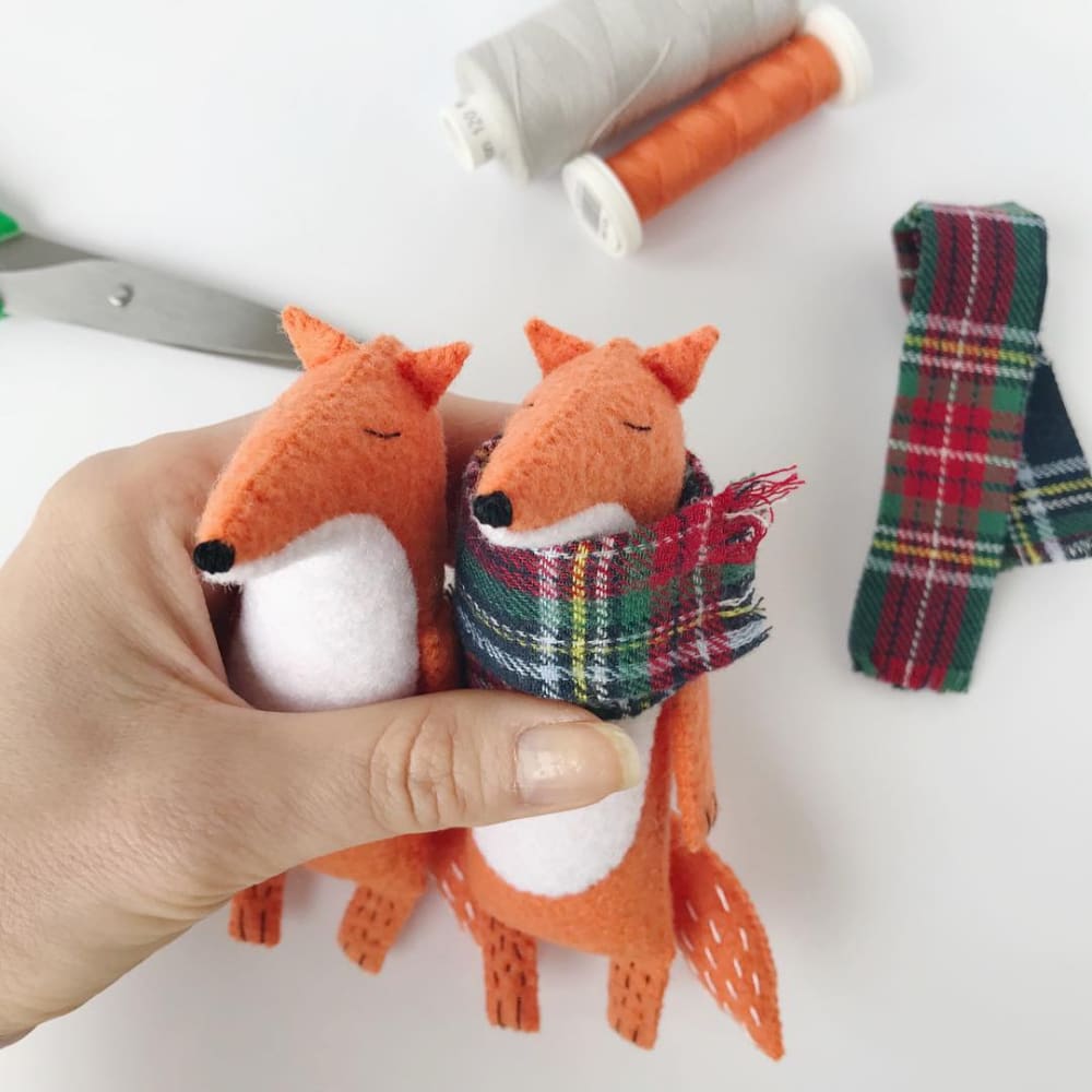 Peluche - Renard avec écharpe en tartan - PELUCHES