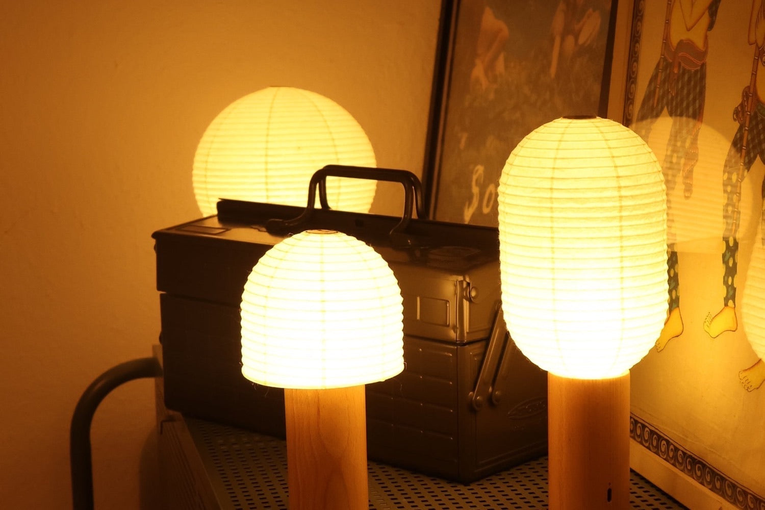 Lampes japonaises TORCHIN allumées en intérieur, lumière chaude