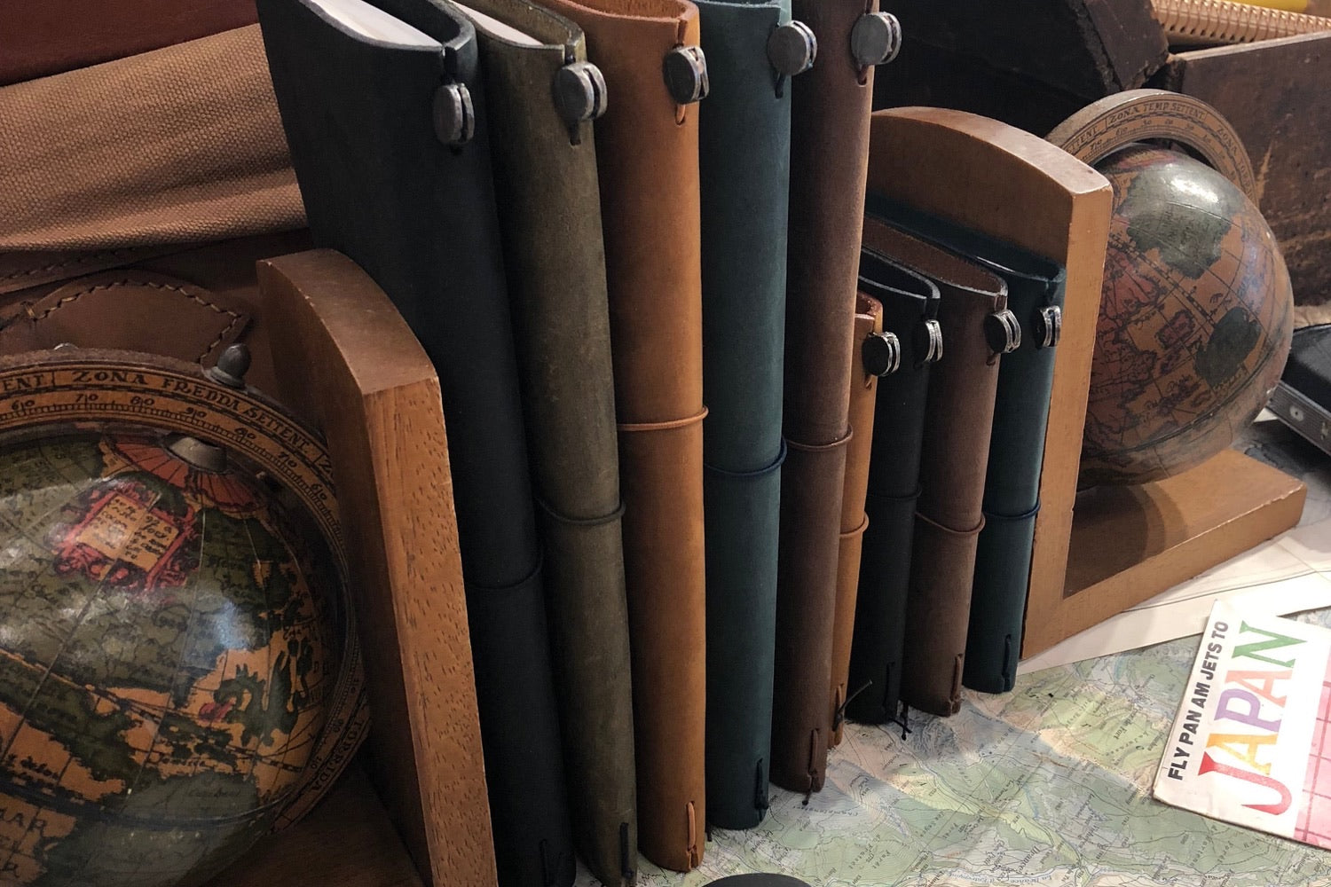 Carnets TRAVELER'S notebook entre serre-livres, ambiance voyage
