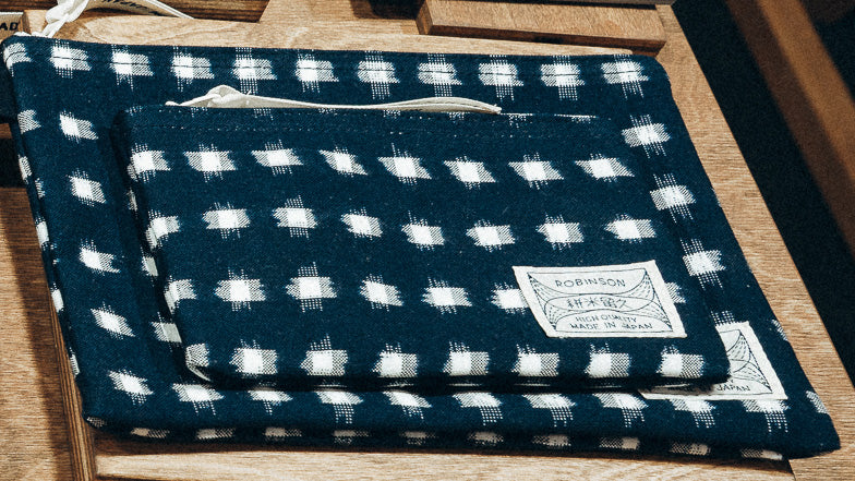 Pochette S Quadratische Punkte Marine/Weiß