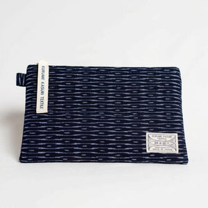 Pochette M Wellenförmiges Marine/Weiß